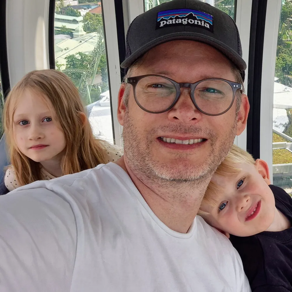 Le fondateur de BookBuddy avec ses deux enfants, la raison d’être de l’entreprise.